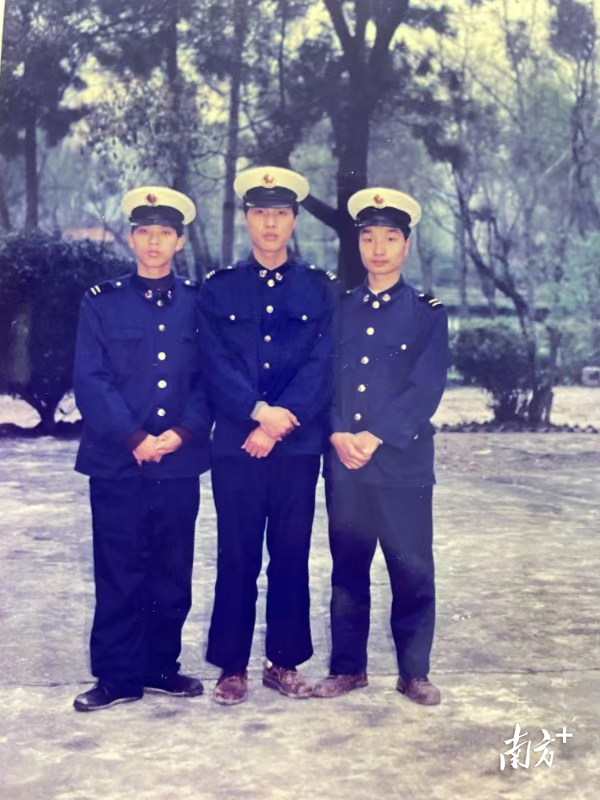 纪少贯(中间)在部队服役。 纪少贯(中间)在部队服役。