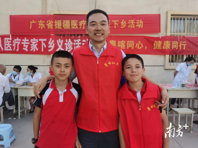王凤俊在喀什参加社工活动,和当地的孩子打成一片。 王凤俊在喀什参加社工活动,和当地的孩子打成一片。