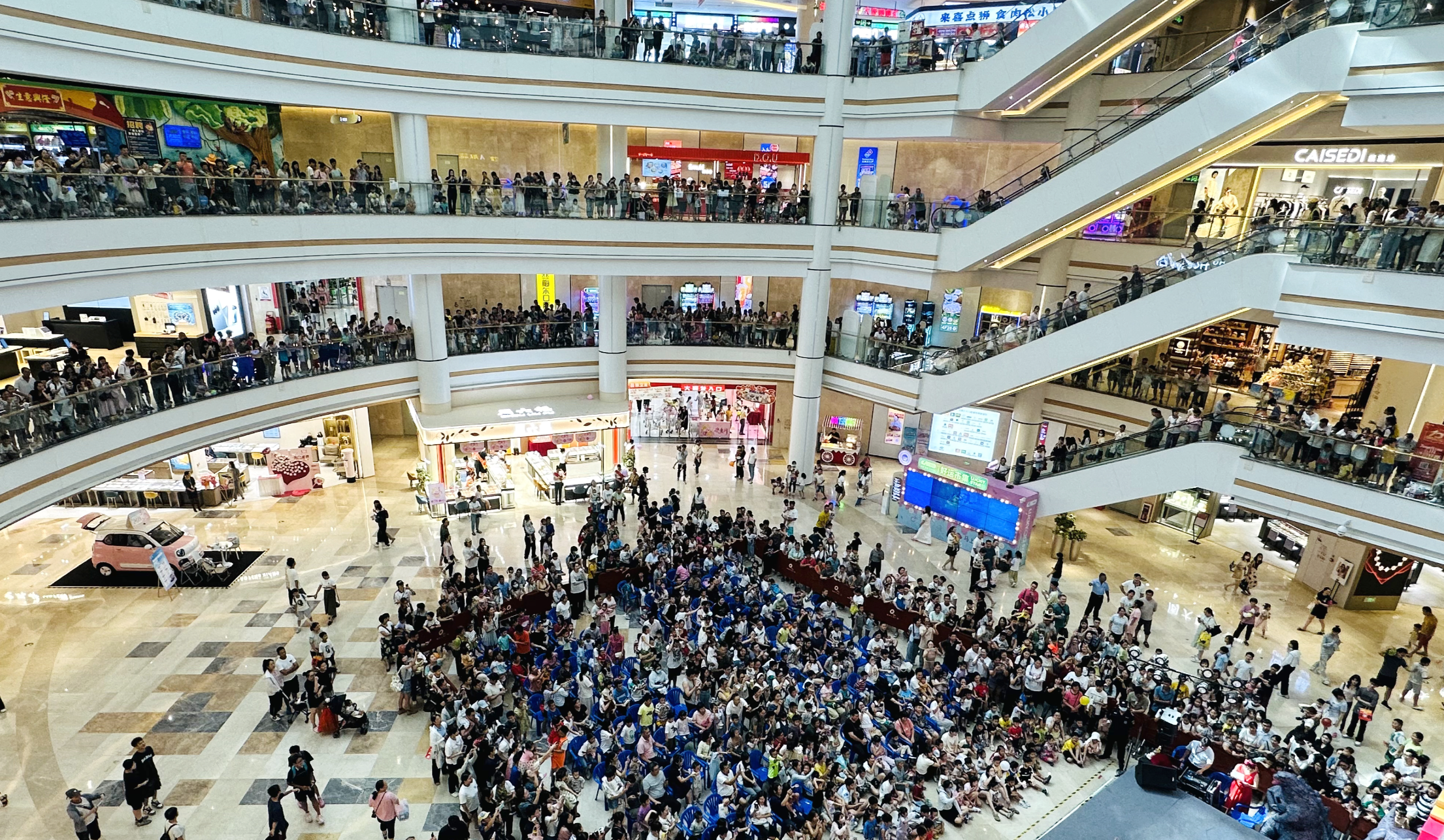 斗门大信·新都汇内人潮涌动热闹非凡。南方+记者 关铭荣 通讯员 斗宣 摄