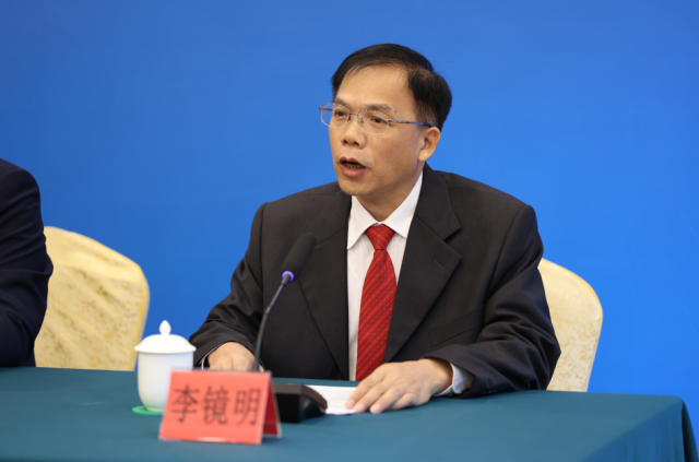 市人大常委会法工委副主任李镜明