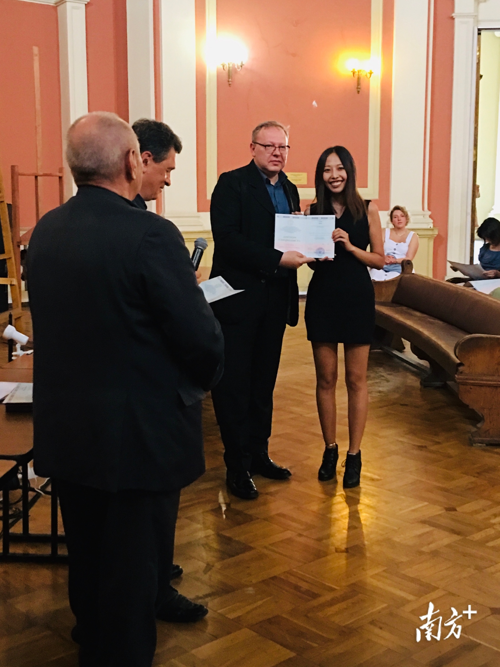 徐倩在列宾美术学院礼堂顺利完成毕业答辩。受访者供图。