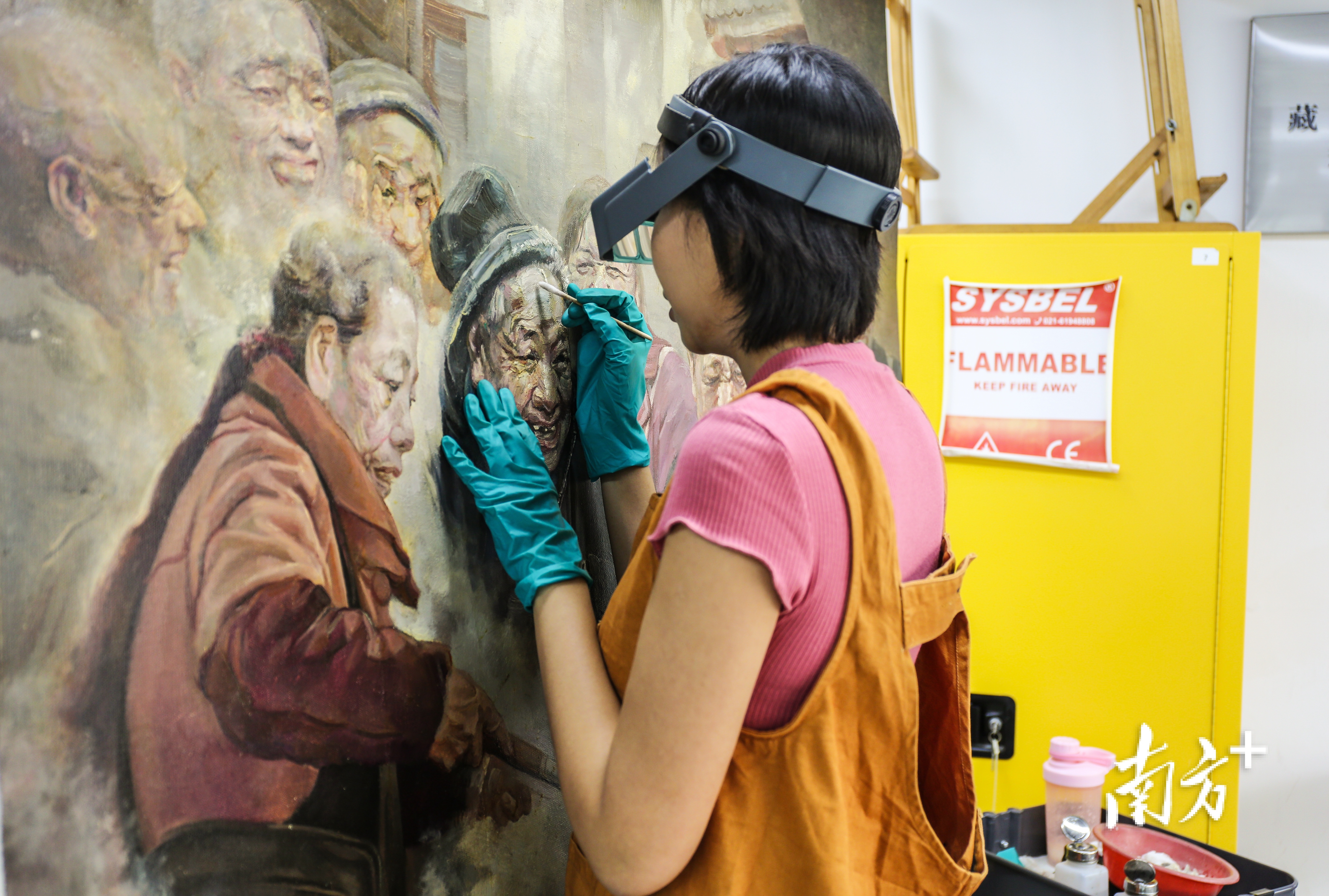 正在进行修复工作的徐倩。受访者供图。 正在进行修复工作的徐倩。受访者供图。