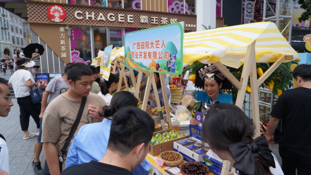 百色田陽芒果等農(nóng)特產(chǎn)品獲北京路消費者青睞。