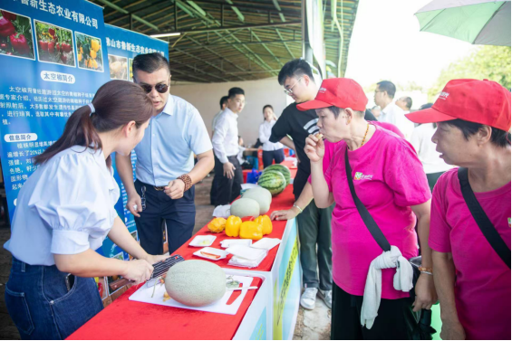 市民品尝大塘优质农产品。