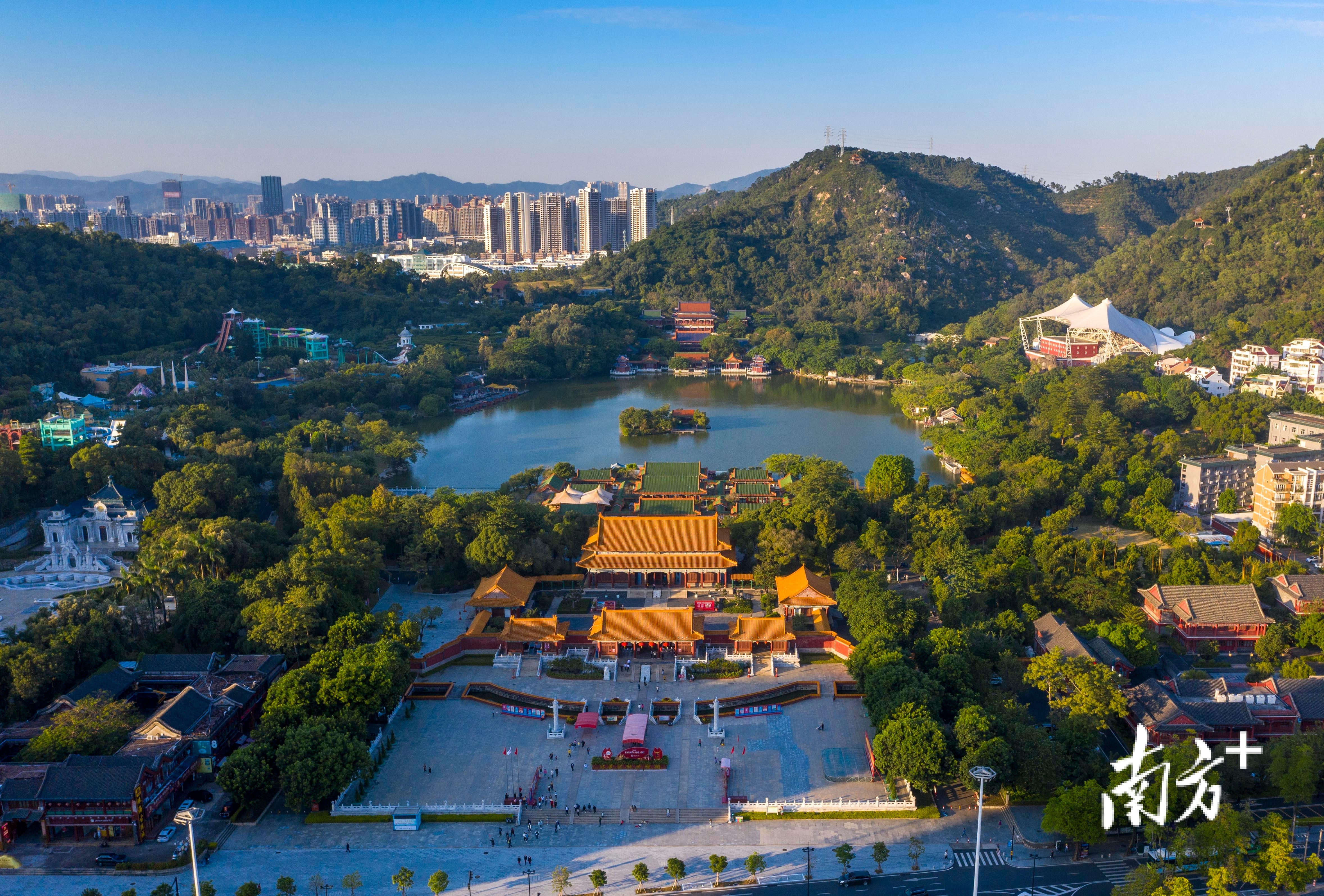 “珠海中医药一条街(西街)品牌入驻签约仪式”在圆明新园正大光明殿前广场举行。 “珠海中医药一条街(西街)品牌入驻签约仪式”在圆明新园正大光明殿前广场举行。