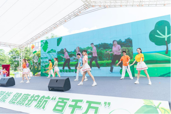 舞者带领大家一起跳“happy瓜”工间操。