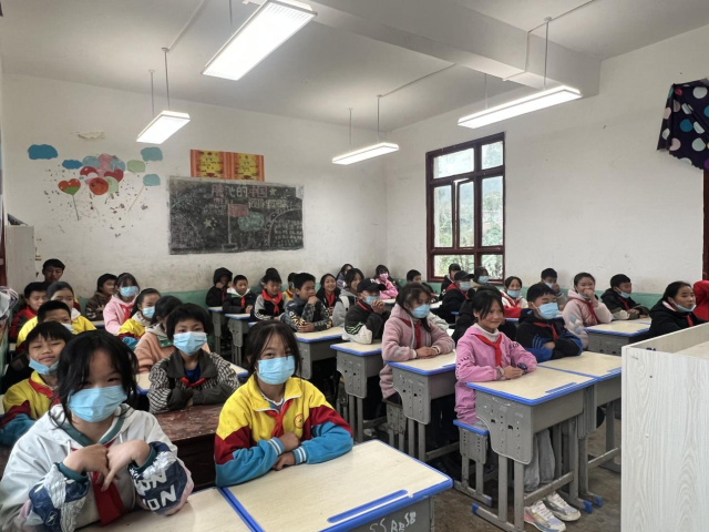 九毛九集团在贵州毕节大方县、贵州安顺以及甘肃礼县各地区的乡村校园开展“亮堂护眼教室计划”