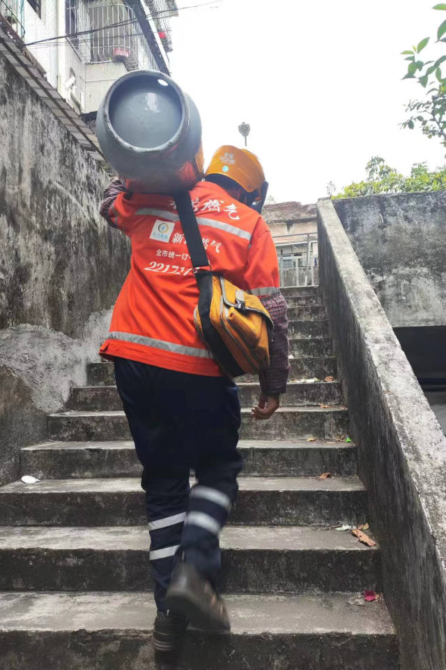 致敬每1℃的坚守，东实集团为一线劳动者降温解暑