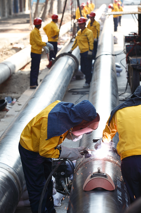 致敬每1℃的坚守，东实集团为一线劳动者降温解暑