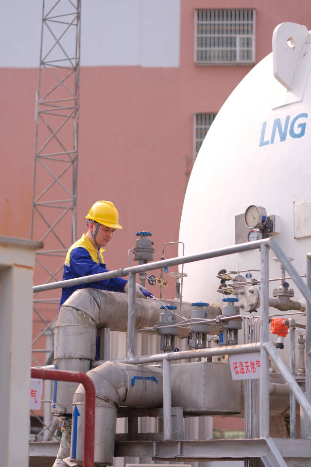 致敬每1℃的坚守，东实集团为一线劳动者降温解暑