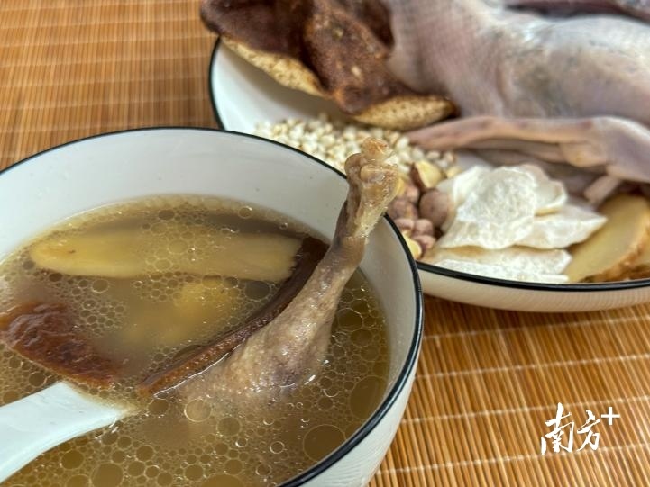 炒薏米陈皮水鸭汤:祛湿化痰。