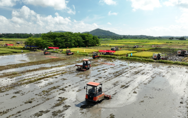 弘科公司履带自走式旋耕机在农机推广“田间日”（双抢）活动上示范展示