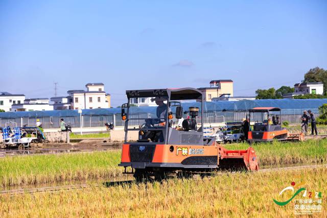 廣東弘科自走履帶式旋耕機在2024廣東省第一屆農(nóng)事運動會上展示作業(yè),。