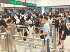 口岸通关人数再创新高，“流动的深港”尽显消费活力
