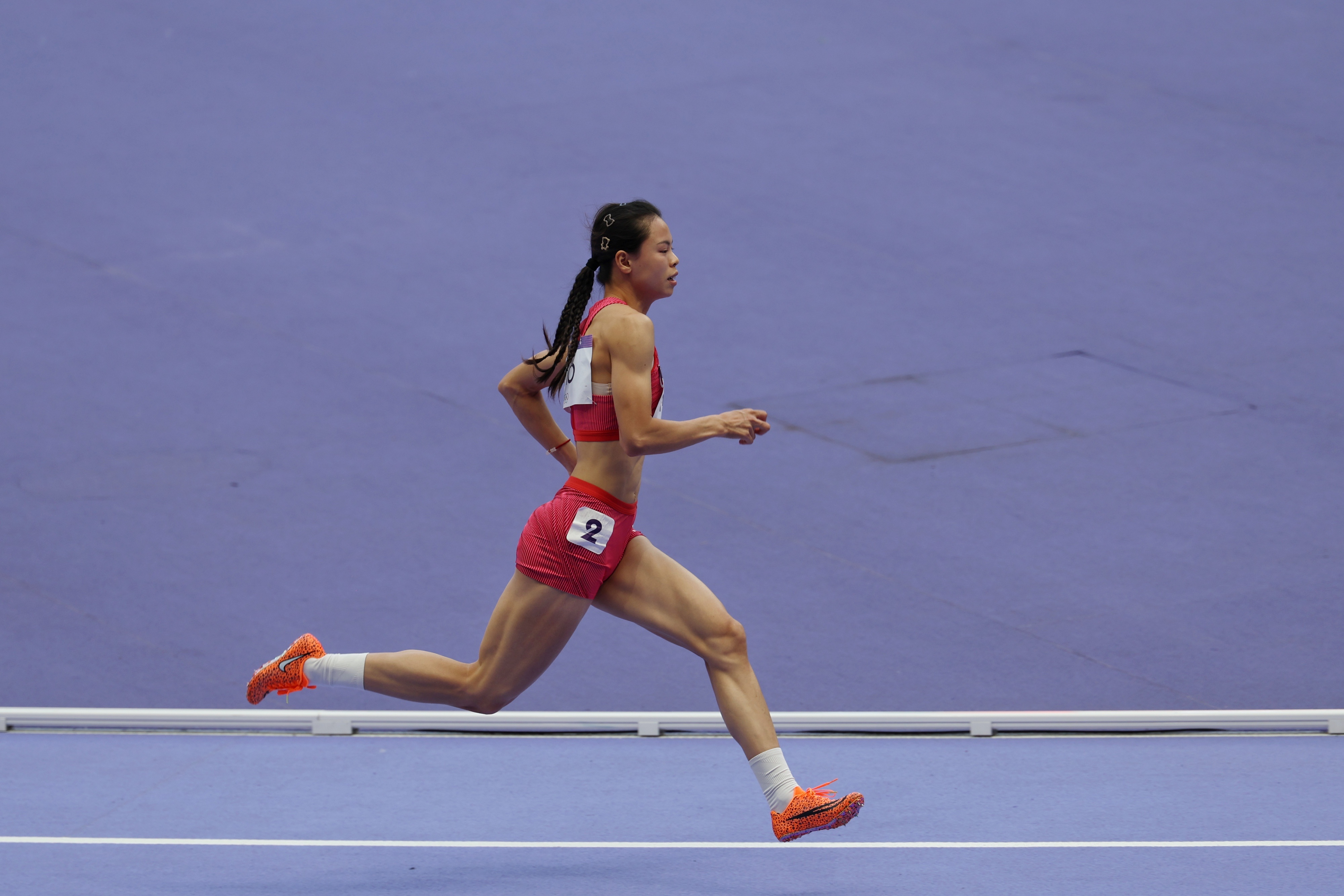 莫家蝶在巴黎赛场,完成她的奥运首秀。图为女子400米栏第一轮赛事上。南都记者 黎湛均 摄 莫家蝶在巴黎赛场,完成她的奥运首秀。图为女子400米栏第一轮赛事上。南都记者 黎湛均 摄