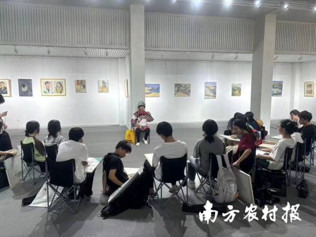 研学团队在黄姚美术馆开展教学活动。