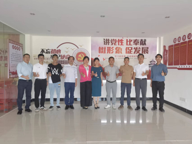 “双百行动”驻连州服务队与当地菜心企业沟通交流。