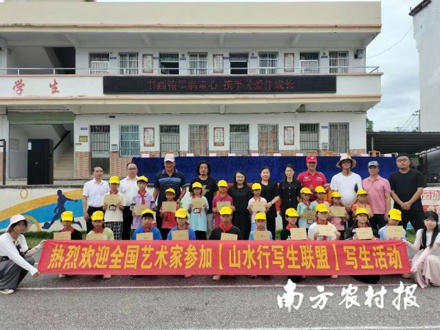 广西美术家协会到黄姚艺术村开展“书画翰墨润童心 携手关爱伴成长”公益活动。