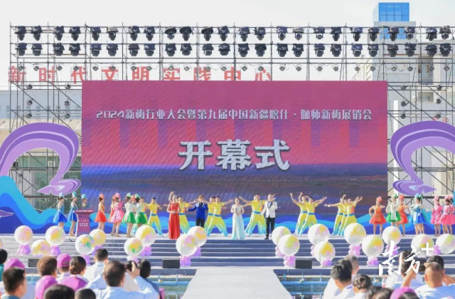 第九届中国新疆喀什·伽师新梅展销会开幕现场。侯立超/摄