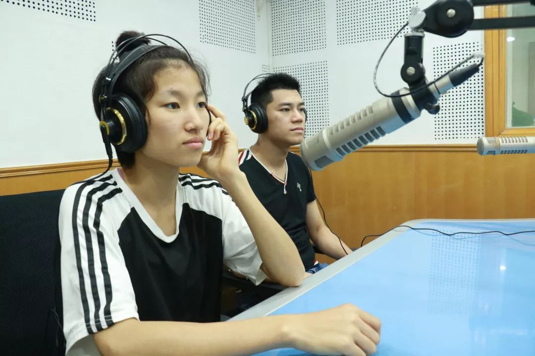 2018年，郭清获得省运会甲组女子46-51公斤级冠军后，师徒二人接受媒体采访。图片来源：“阳光视听”公众号