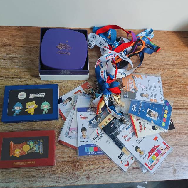 郭清家中珍藏着她征战多年的奖牌和纪念品。