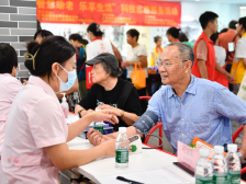 家门口乐享智慧“深造”！广州科技志愿服务点亮银龄生活