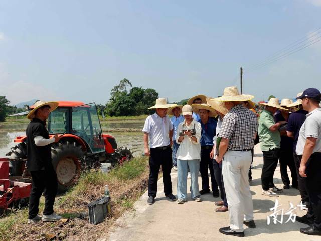 行动现场，农机装备作业演示。 