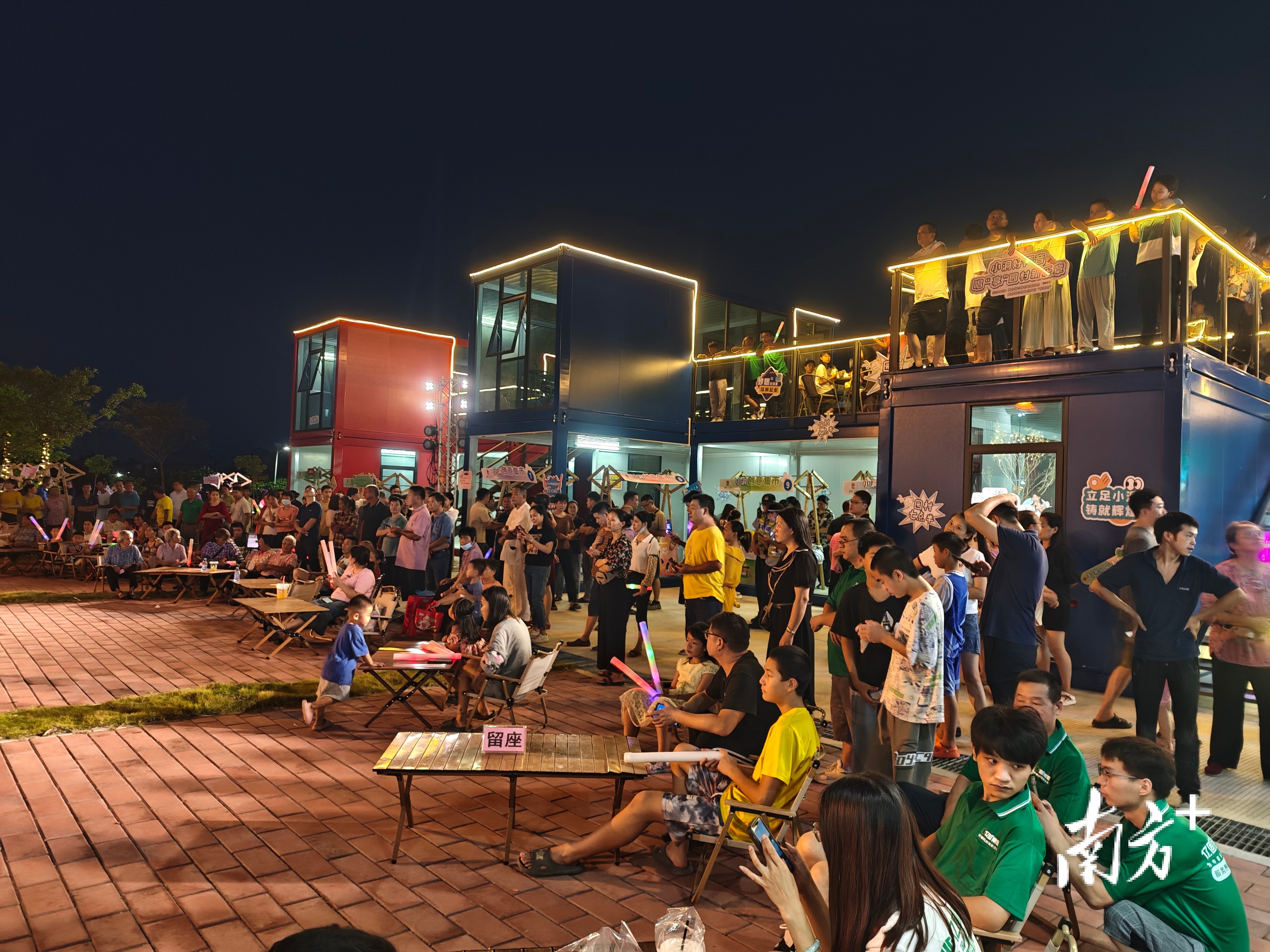 创意集市的运营将促进村民与企业职工之间的交流互动，从而增强工业园区与生态村之间的凝聚力。更合供图