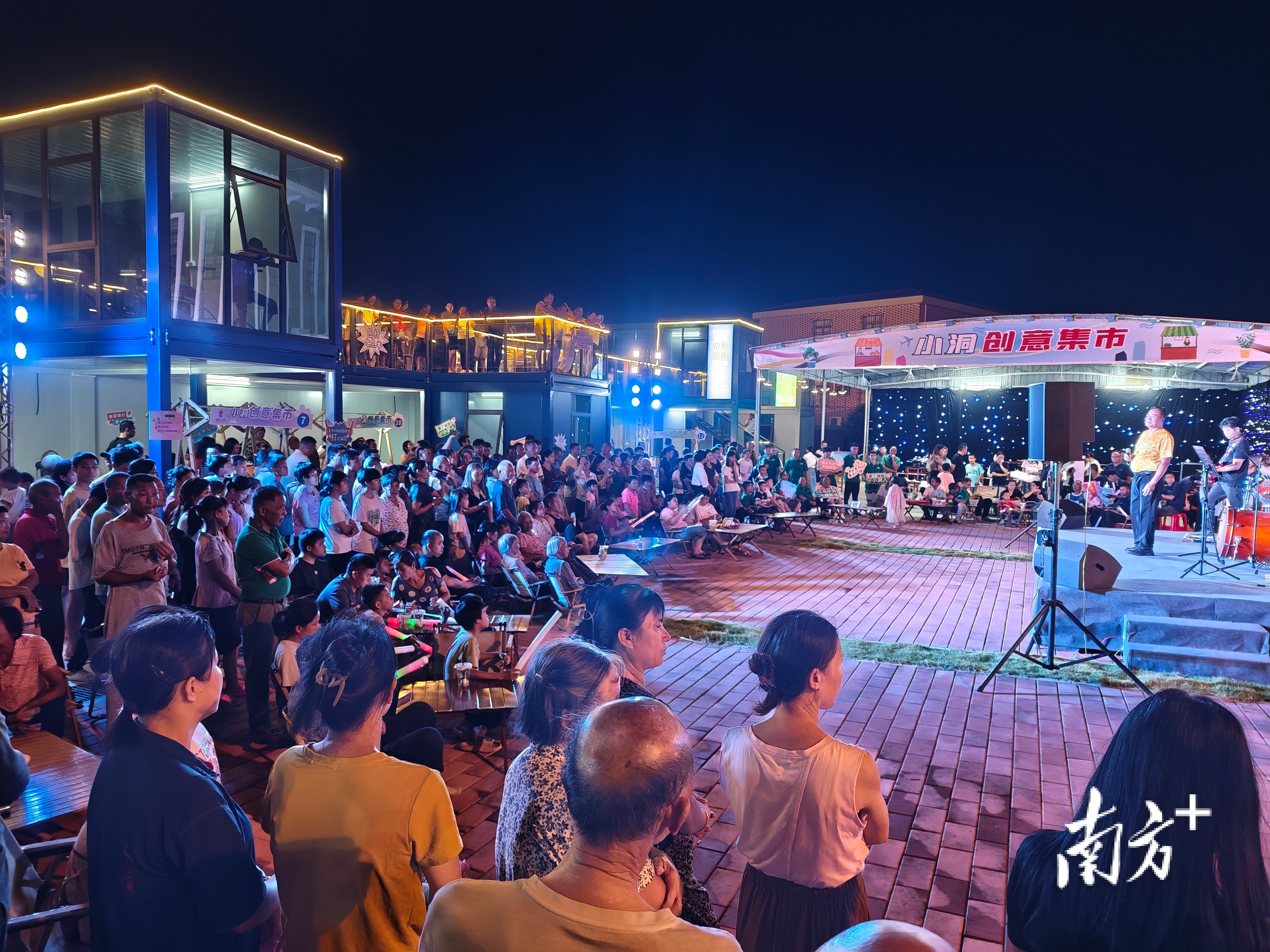 小洞村创意集市将逐渐成为集购物、娱乐、文化体验等多功能于一体的综合平台，满足居民职工的多样化需求。更合供图