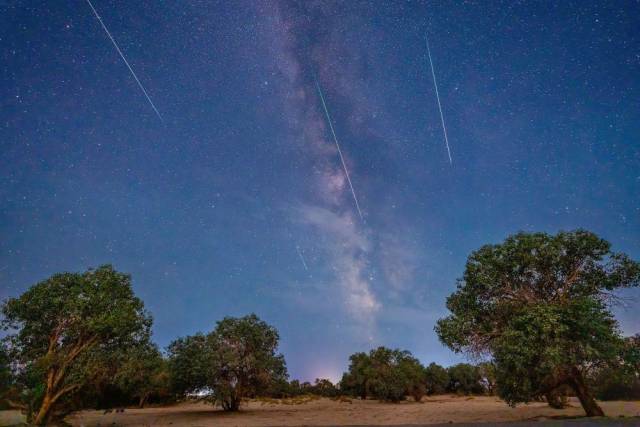 星空摄影师李华2023年8月13日在新疆哈密南湖乡拍摄的英仙座流星雨。（星联CSVA供图）