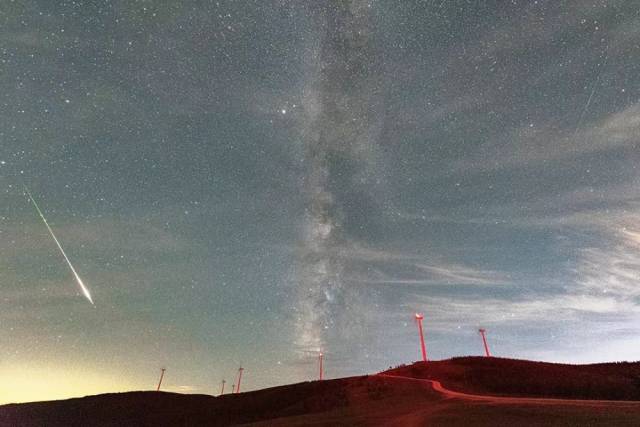 星空摄影师宋桂东2023年8月12日在河北丰宁坝上地区拍摄的英仙座流星雨。（星联CSVA供图）