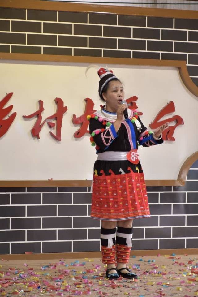 选手唐古民二妹是“排瑶”民歌非遗传承人，她带来了一首《绣花曲》。