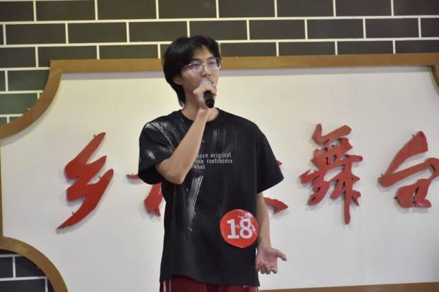 18号选手李俊豪演唱了一首略带悲悼的《你的模样》。