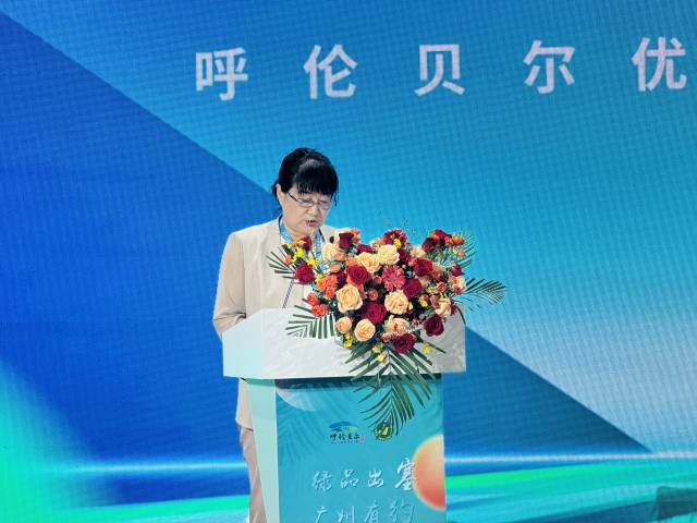 内蒙古自治区农牧厅二级巡视员郑艳梅现场讲话。