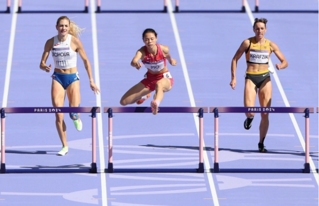 莫家蝶（中）参加巴黎奥运会田径女子400米栏复活赛。新华社图片