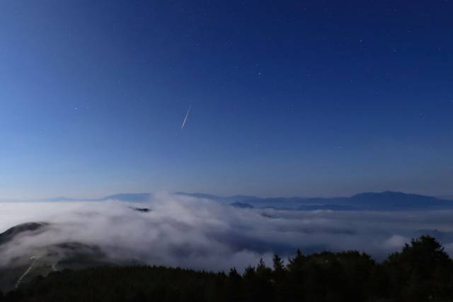 星空摄影师王俊峰2022年8月13日在北京房山白草畔风景区拍摄的英仙座流星雨。（星联CSVA供图）