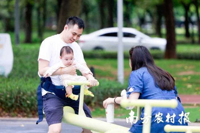 亲子家庭在二沙岛公园知足地顽耍。