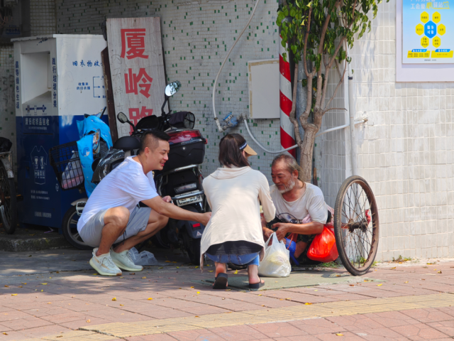 肖毅（左一）、义工和“轮子大叔”