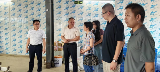 省农科院一行在那务镇领导的带领下参观走访蚕桑生产车间。