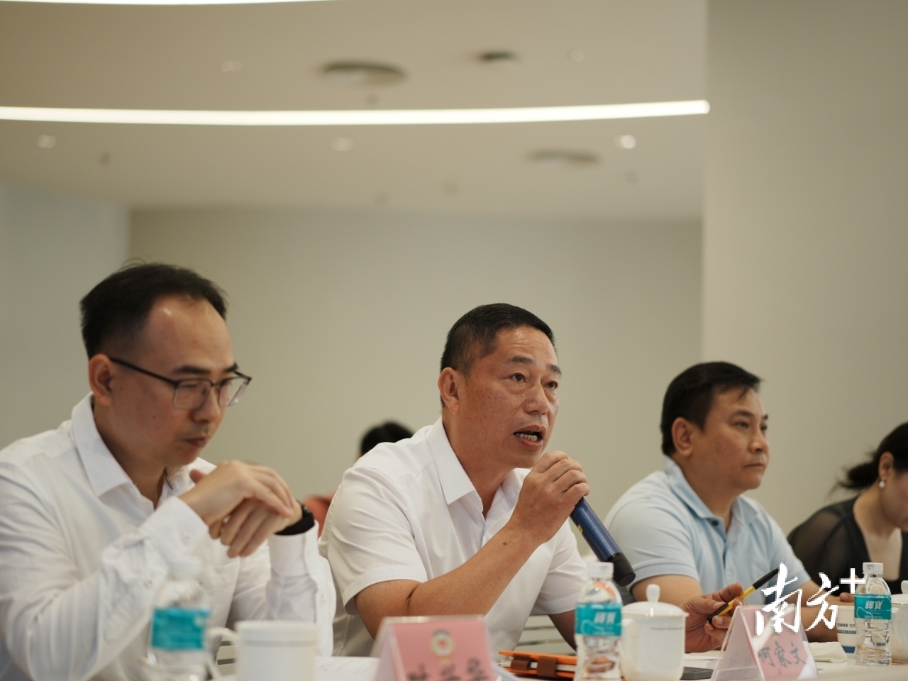 来自澳门的南海区政协委员何家文（中）发言。 黄艳姿 摄