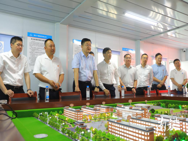 开工仪式后，各级领导了解建设项目情况。