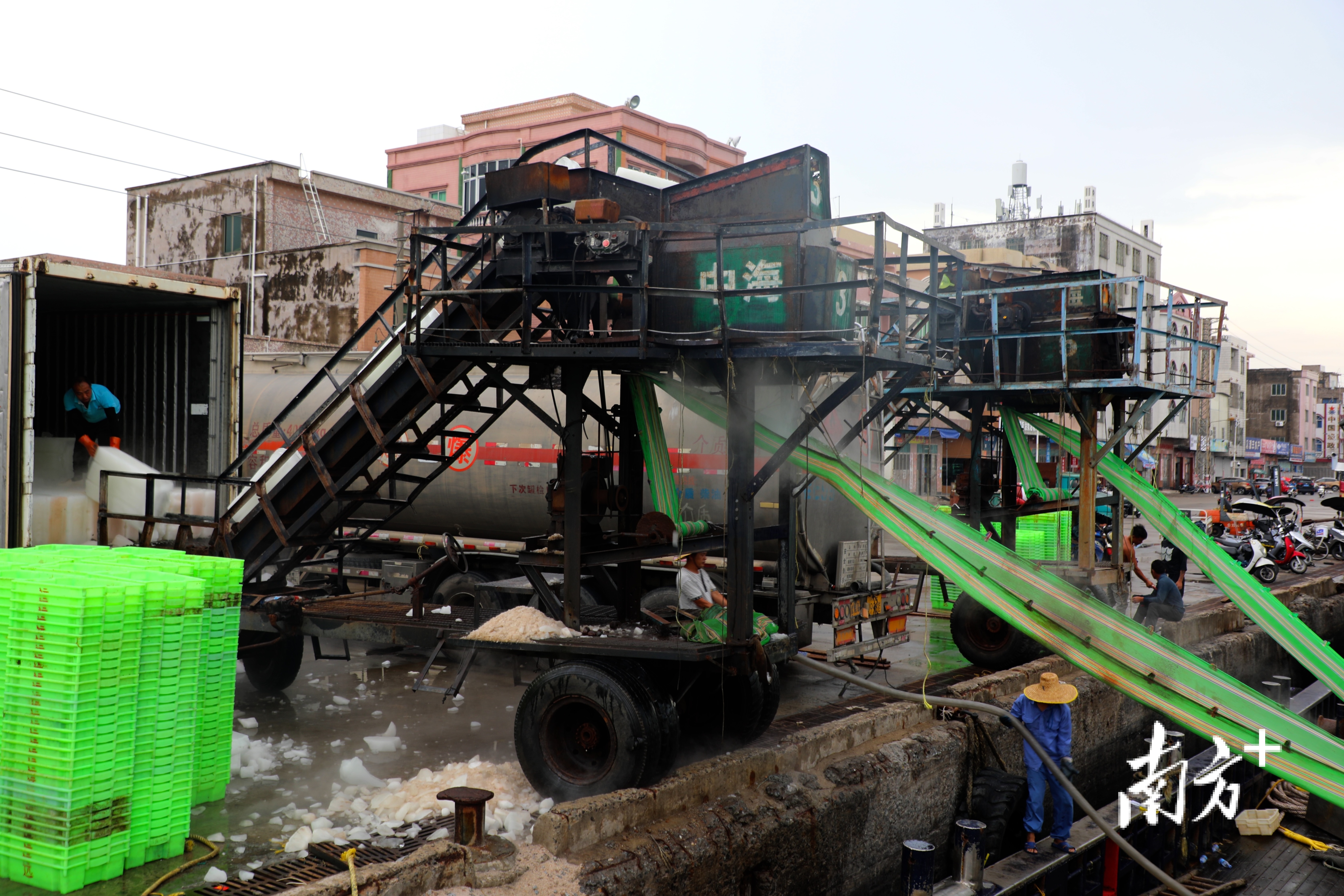 往渔船填满油和冰。