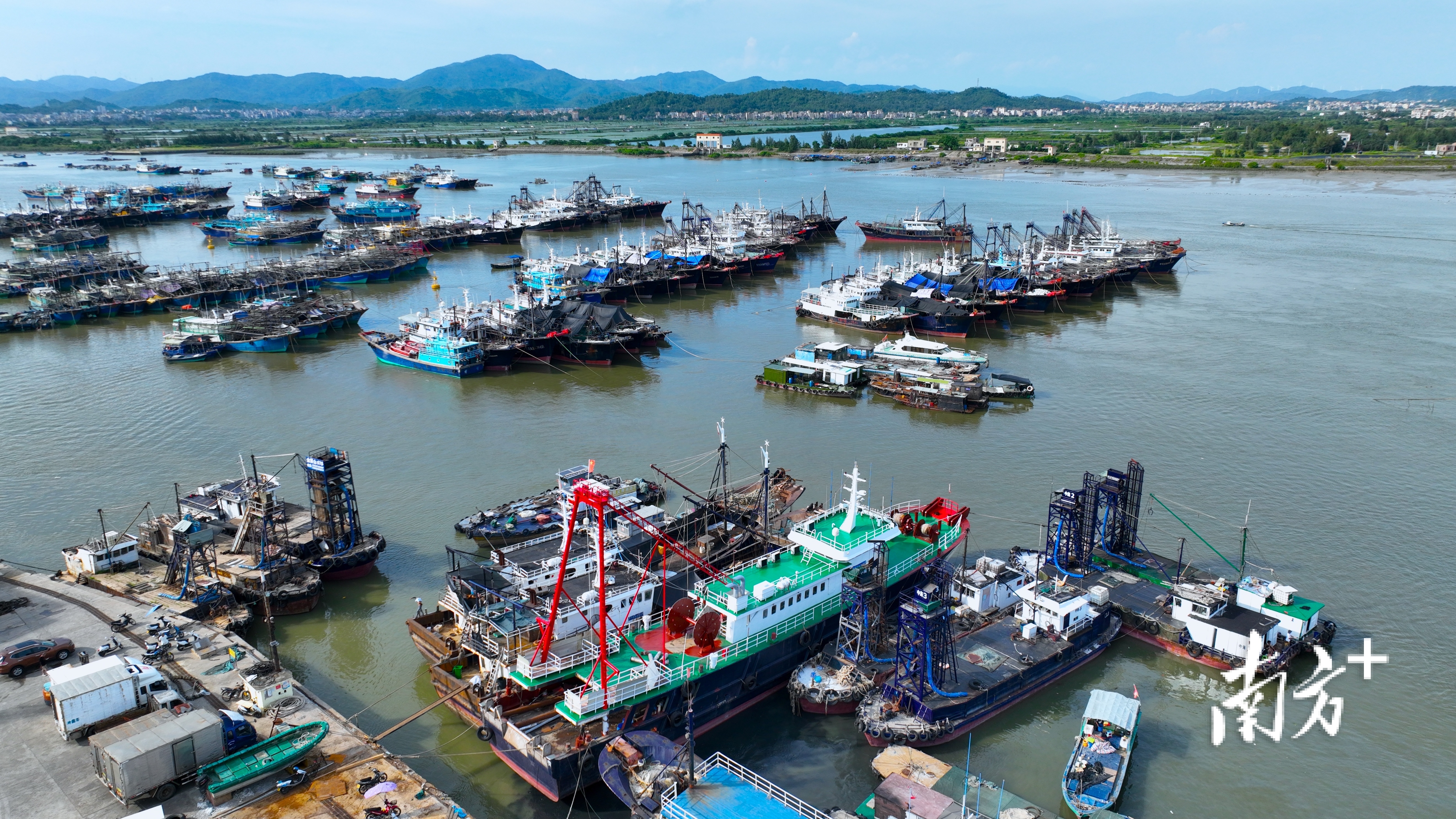 一年一度的南海伏季休渔即将结束,博贺港码头渔船整装待发。