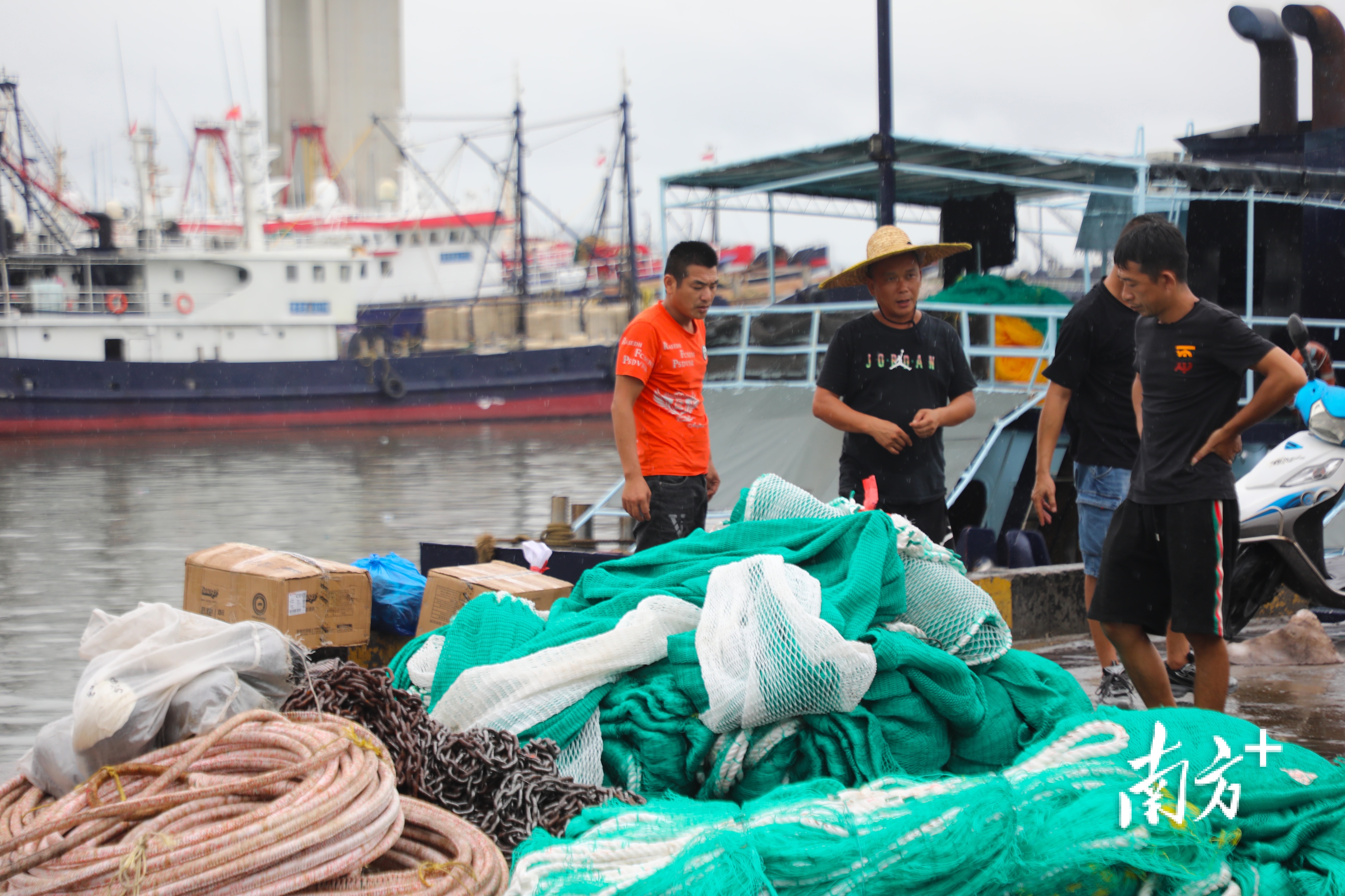 渔民添置新渔具。