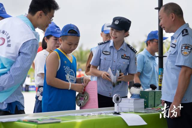 保護紅樹林生態係統國際日，民警們在湛江市區擺攤，科普紅樹林保護知識。