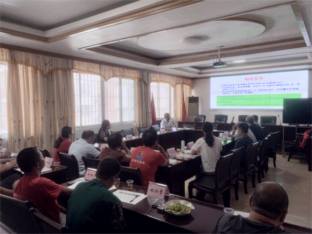 广东省农业科学院水稻所研究员钟旭华为在场农户和稻米企业带来水稻主推技术培训。