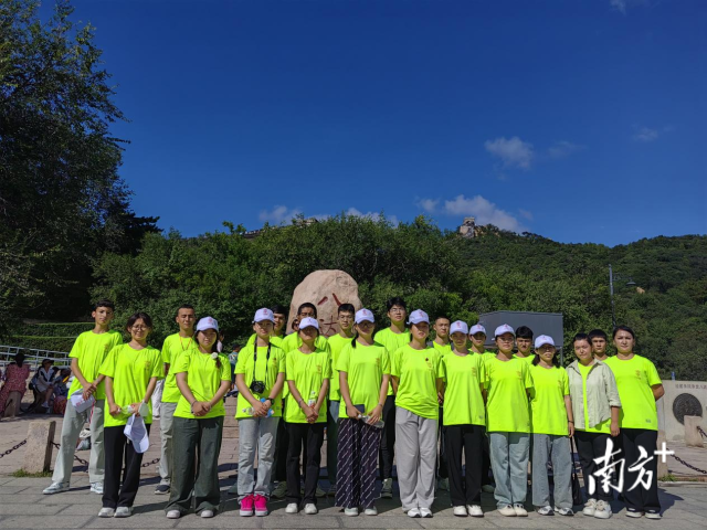 研学时期，20名喀什学子到八达岭长城，清晰祖国的大好河山以及光线光线横蛮。雷木果 摄