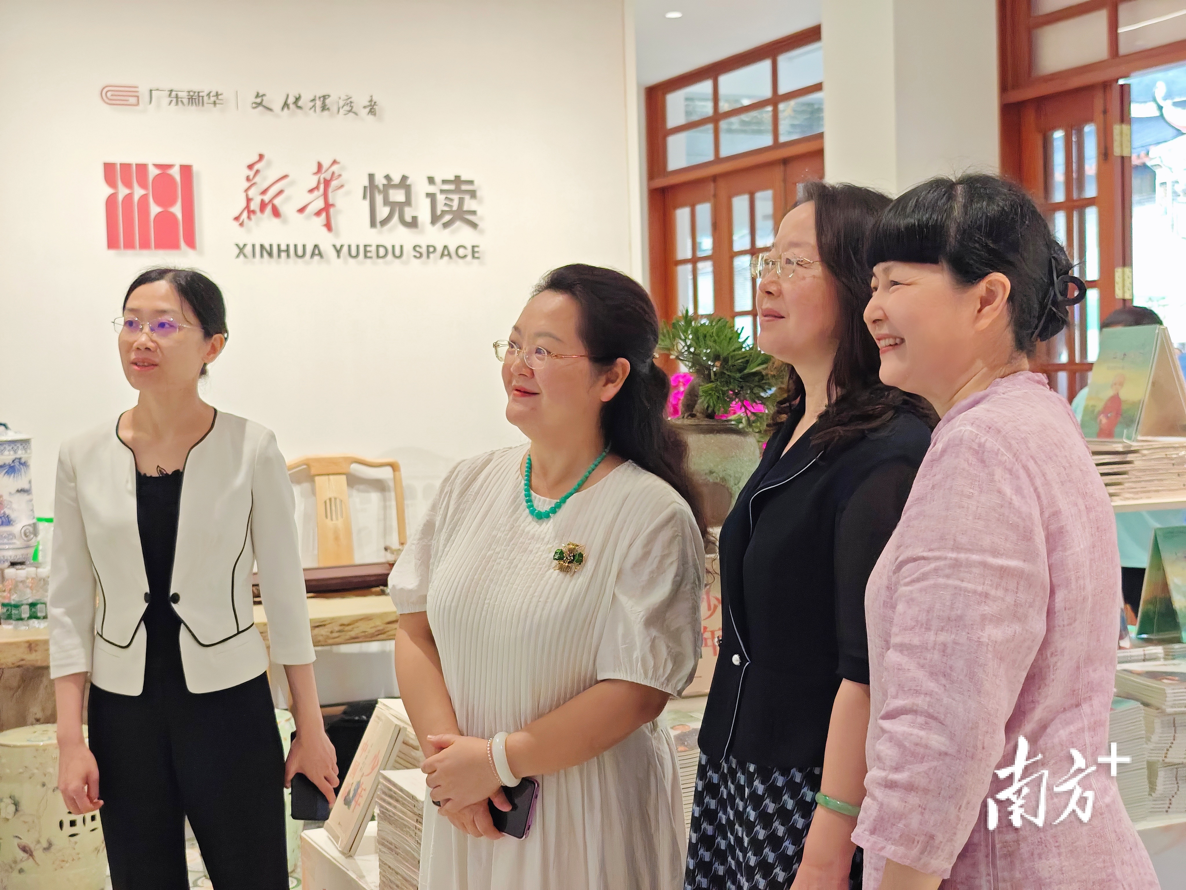 江门市委常委、宣传部部长、市委教育工委书记陈冀（左二）参观梁启超故居新华悦读空间“无负今日”书房。郭永乐 摄 