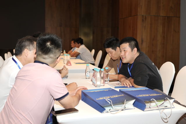 客商参会，与吴川企业代表洽谈合作。
