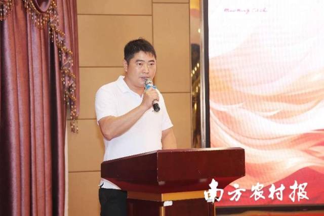 根子镇柏桥村总支书记何清作为2024年茂名市十大荔枝专业村代表上台发言。 根子镇柏桥村总支书记何清作为2024年茂名市十大荔枝专业村代表上台发言。